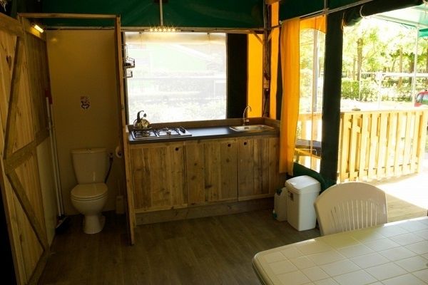 De keuken en het toilet van de lodgetent Woody