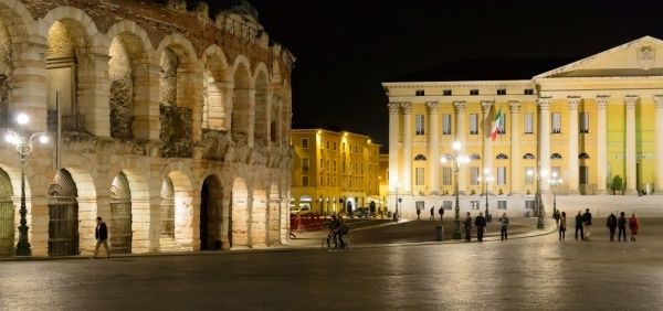 Verona bij nacht